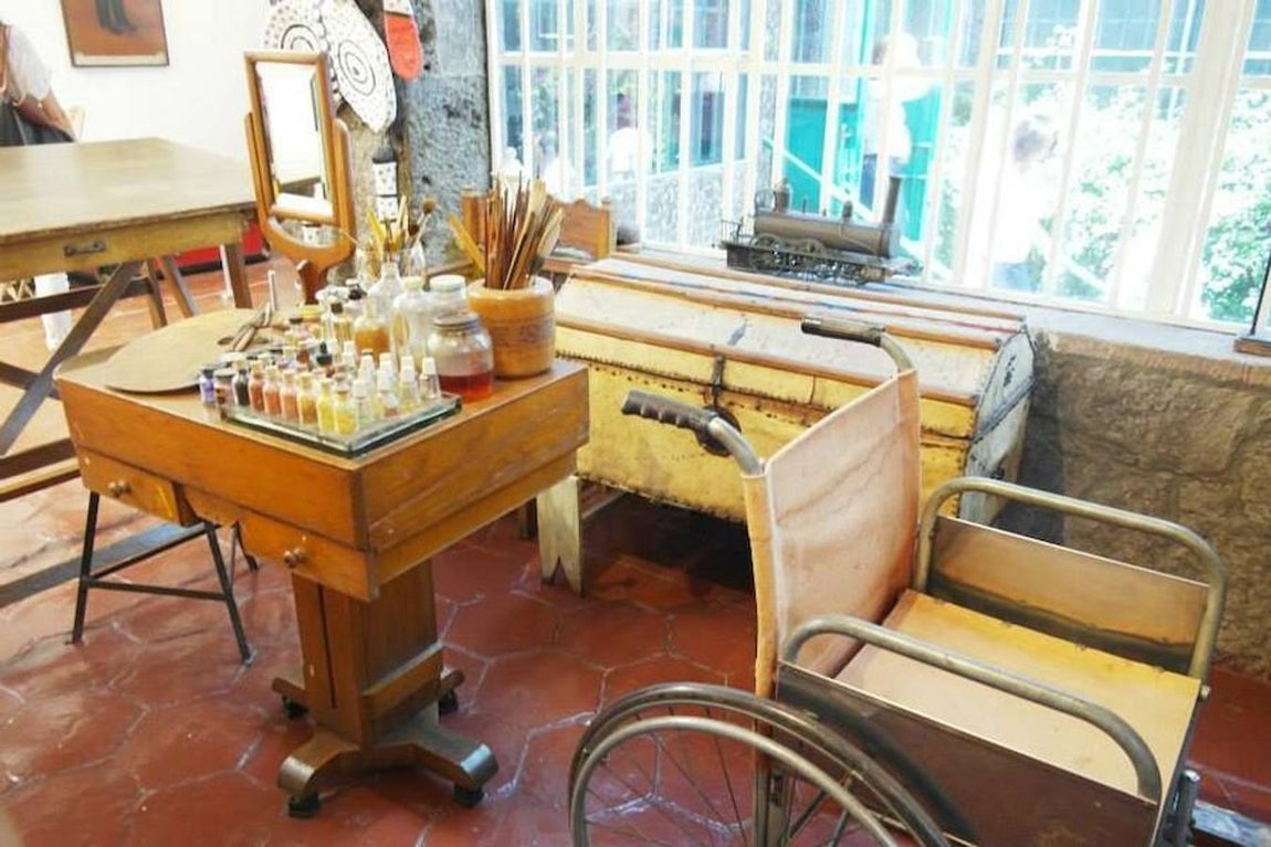 Pinturas y material de trabajo de Frida Kahlo. En esta casona se encuentran algunas de las obras importantes de la artista: Viva la Vida (1954), Frida y la cesárea (1931), Retrato de mi padre Wilhem Kahlo (1952), entre otras