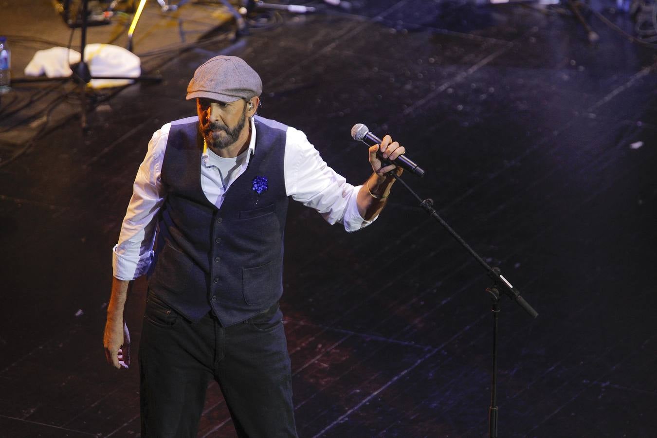 Juan Luis guerra demuestra en Sevilla que canta y baila con la elegancia, la humildad y el respeto de los grandes