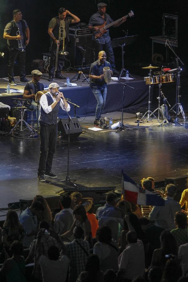 Juan Luis guerra demuestra en Sevilla que canta y baila con la elegancia, la humildad y el respeto de los grandes