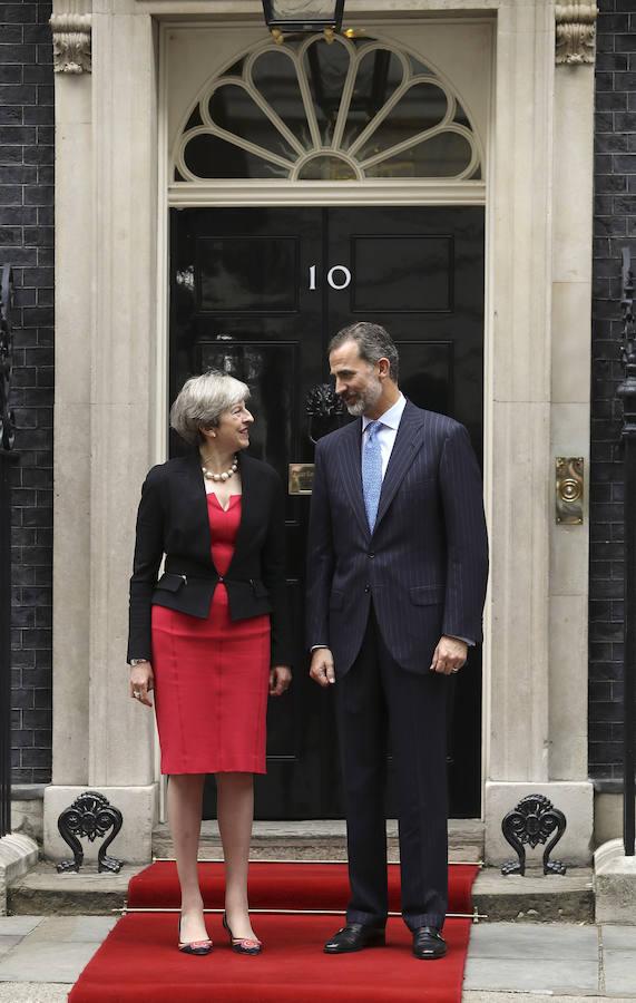 El rey Felipe junto a la primera ministra británica, Theresa May, ante el 10 de Downing Street, donde han mantenido un almuerzo hoy. Efe