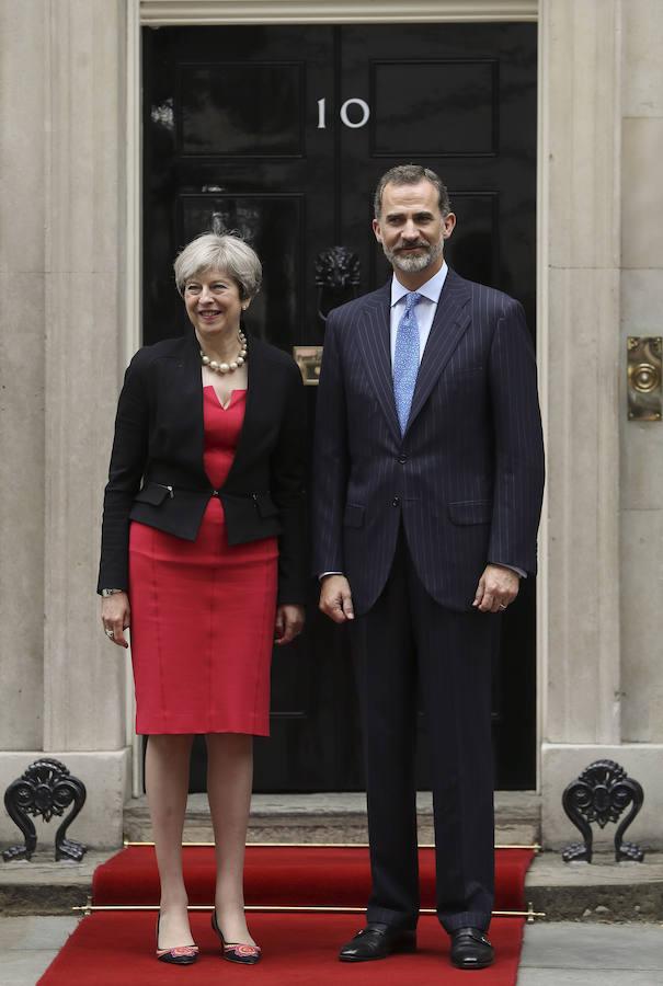 La primera ministra británica, Theresa May, recibe al rey Felipe ante el 10 de Downing Street, donde han mantenido un almuerzo hoy. Efe