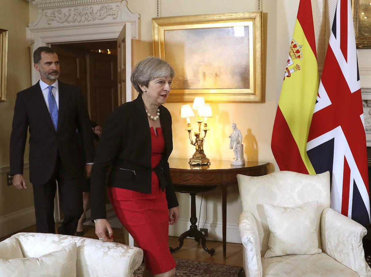 La primera ministra británica, Theresa May, recibe al rey Felipe ante el 10 de Downing Street, donde han mantenido un almuerzo hoy. Efe