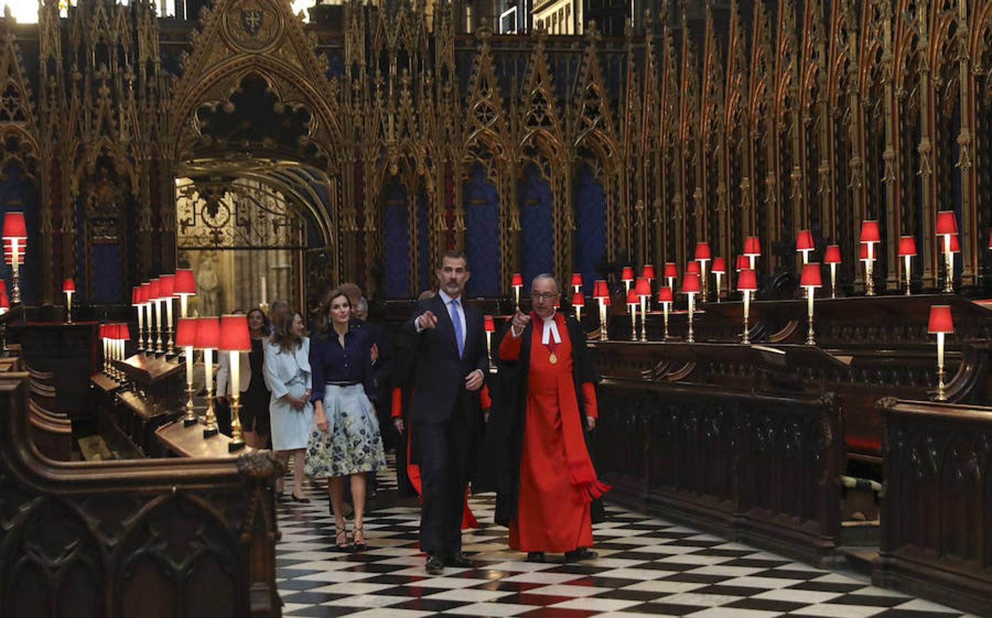 El rey Felipe y la reina Letizia durante la visita realizada hoy a la abadía de Westminster, en la segunda jornada de la visita Oficial de los Reyes de España al Reino Unido. Efe