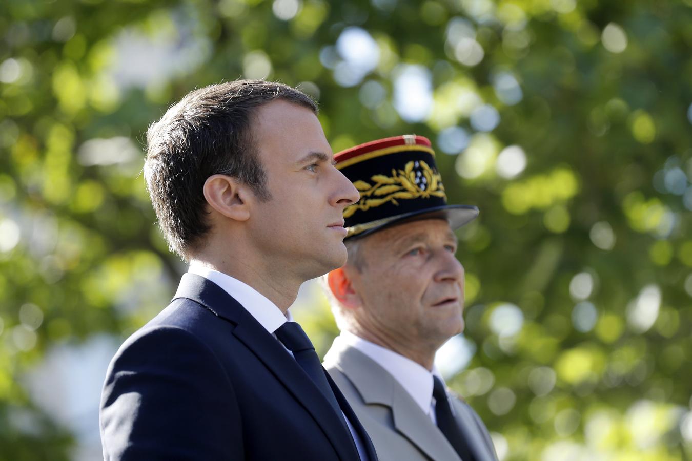 Macron junto a un alto cargo militar