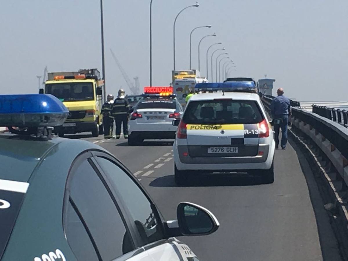 Fotos: Cae un camión al agua desde el Puente Carranza de Cádiz