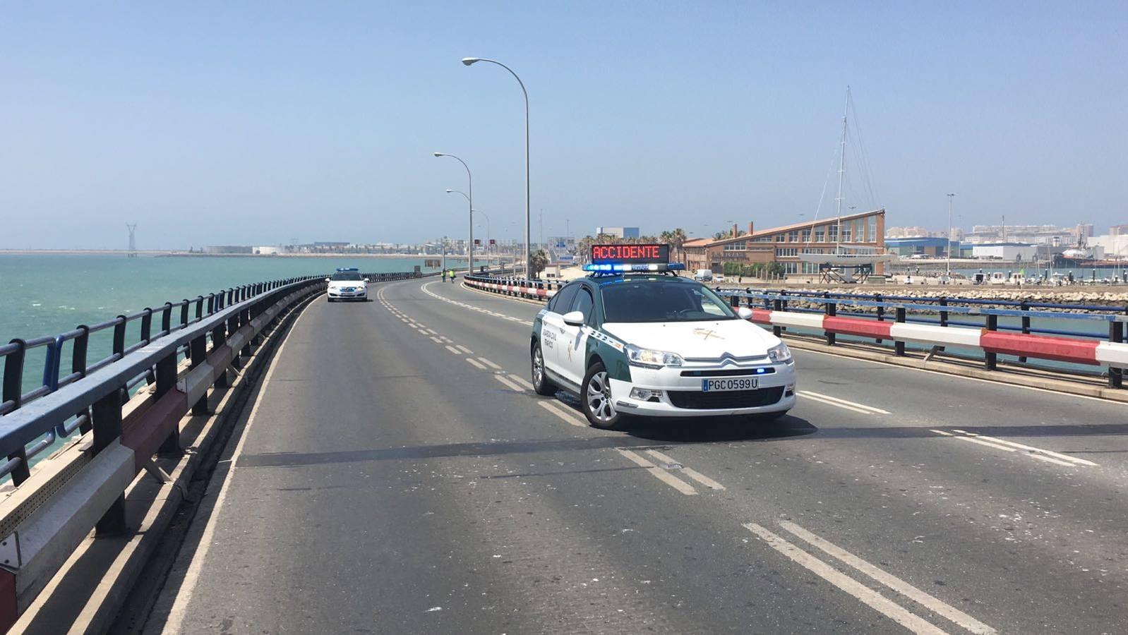 Fotos: Cae un camión al agua desde el Puente Carranza de Cádiz