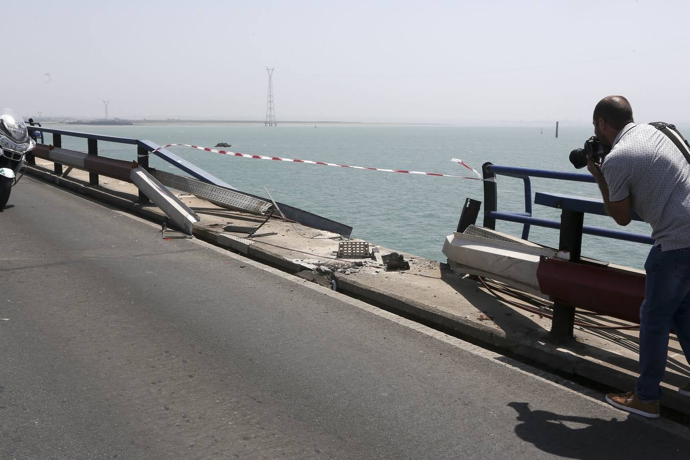 Fotos: Cae un camión al agua desde el Puente Carranza de Cádiz