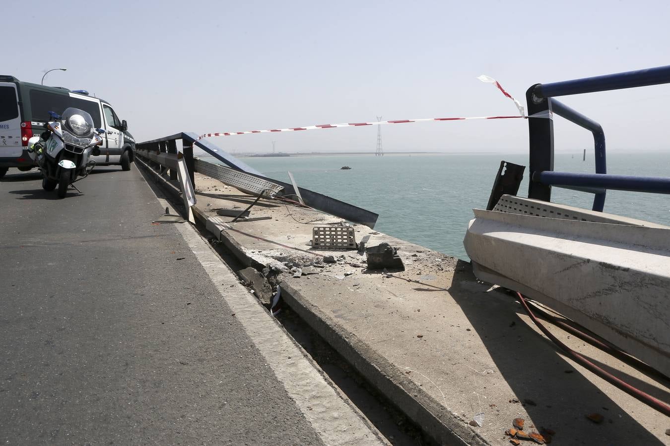 Fotos: Cae un camión al agua desde el Puente Carranza de Cádiz