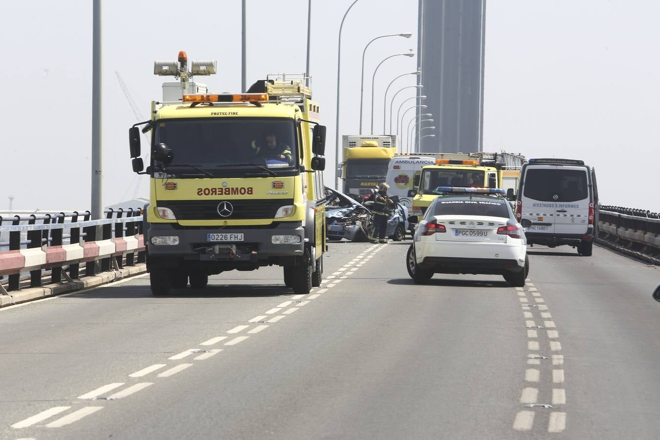 Fotos: Cae un camión al agua desde el Puente Carranza de Cádiz