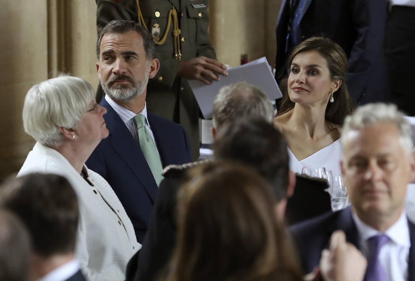 Los Reyes Felipe y Letizia, durante el almuerzo ofrecido por la Universidad de Oxford, hoy en la última jornada de su visita oficial al Reino Unido. Efe