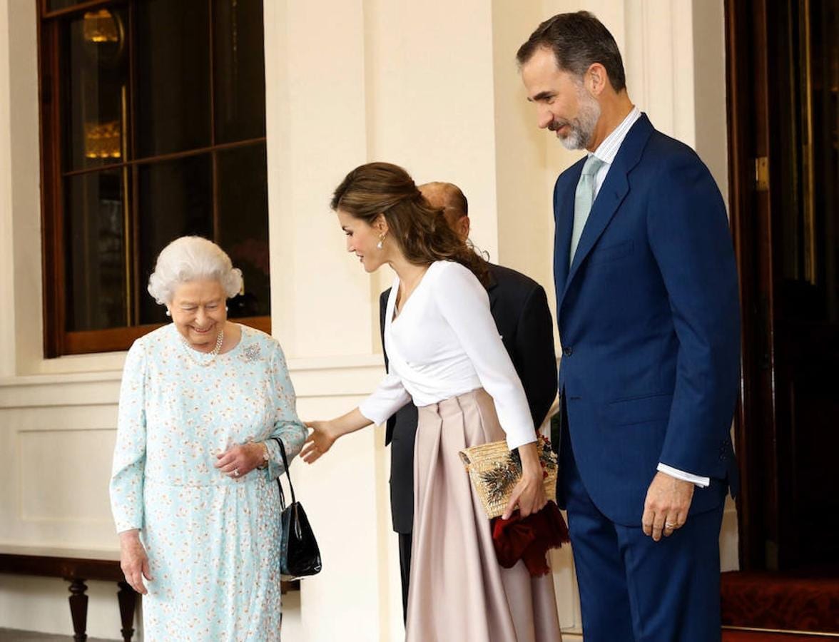 La Reina Isabel II, acompañada por su marido, el duque de Edimburgo, despide hoy oficialmente a los Reyes de España Felipe y Letizia, en el palacio de Buckingham, tras su visita de Estado de tres días a Reino Unido. Efe