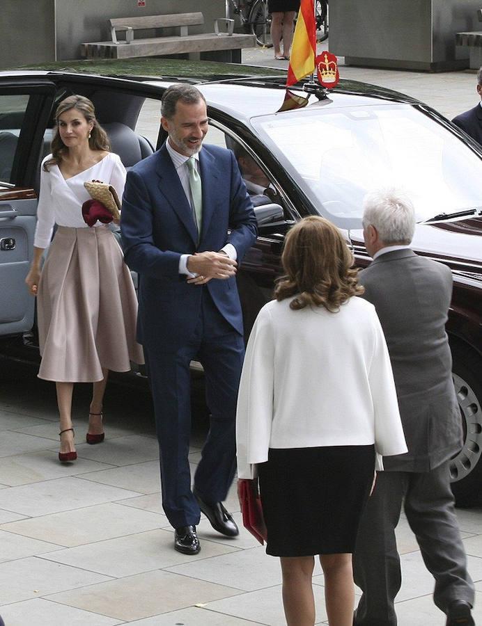 Los Reyes Felipe y Letizia a su llegada al instituto de investigación biomédica Francis Crick de Londres, en la última jornada de su visita oficial al Reino Unido. Efe