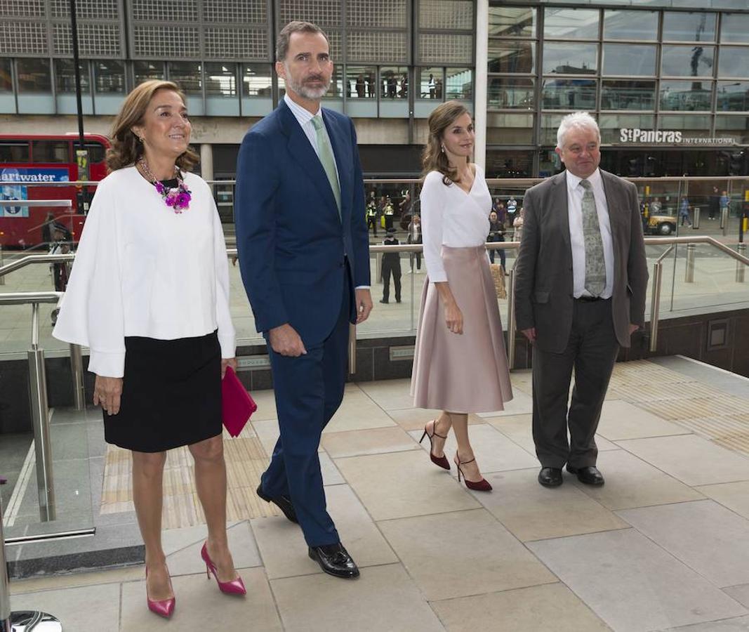 Los Reyes Felipe y Letizia a su llegada al instituto de investigación biomédica Francis Crick de Londres, en la última jornada de su visita oficial al Reino Unido.. Cordon Press