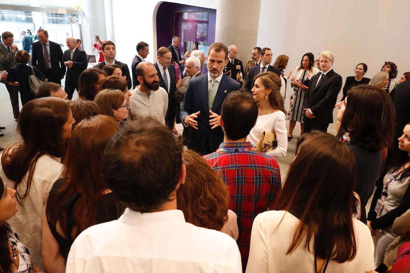 Los Reyes Felipe y Letizia durante el encuentro mantenido con empleados y científicos españoles del instituto de investigación biomédica Francis Crick de Londres, en la última jornada de su visita oficial al Reino Unido. Efe