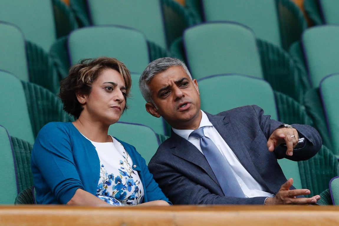 Sadiq Khan y su esposa. El alcalde de Londres contempló el duelo deportivo junto con su mujer Saadiya Khan