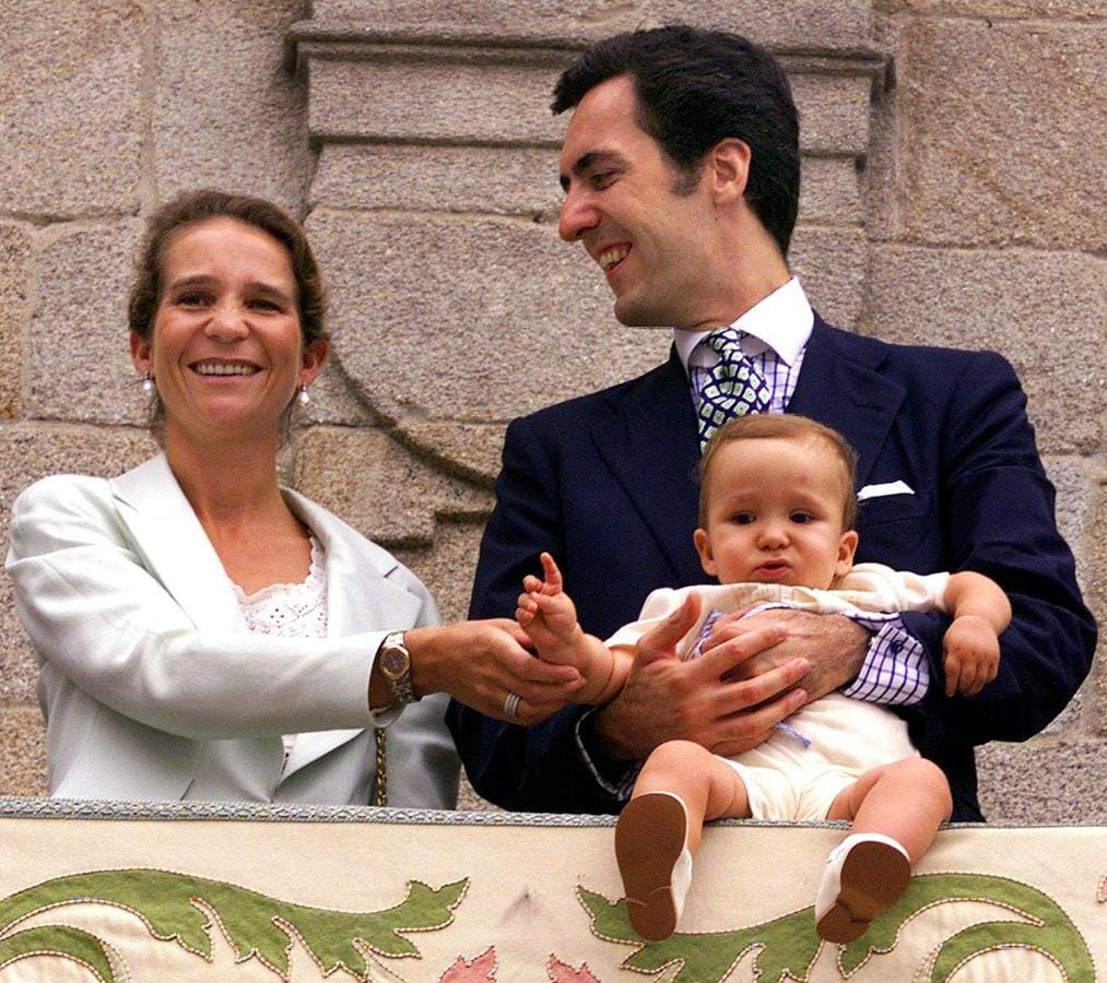 Orgullosos padres. La Infanta Elena y Jaime de Marichalar enseñan a los lucenses a su priimer hijo desde el balcón del ayuntamiento cuando cumplía  un año