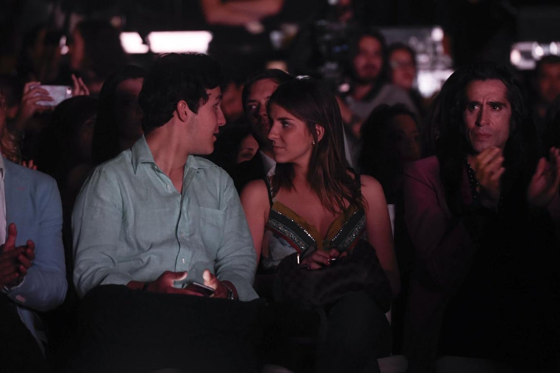 Nueva vida con su novia. Antes de empezar la universidad, se fue de vacaciones con su novia, Mar Torres, hija de un importante empresario español