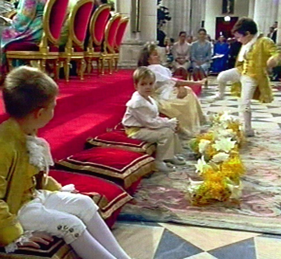 Patada en la boda real. Froilán es inquieto desde que era un niño, en los eventos familiares llamaban la atención sus travesuras. En la imagen, la patada que le propinó a su prima en la boda de los Reyes Felipe VI y Letizia Ortiz el 22 de mayo de 2004