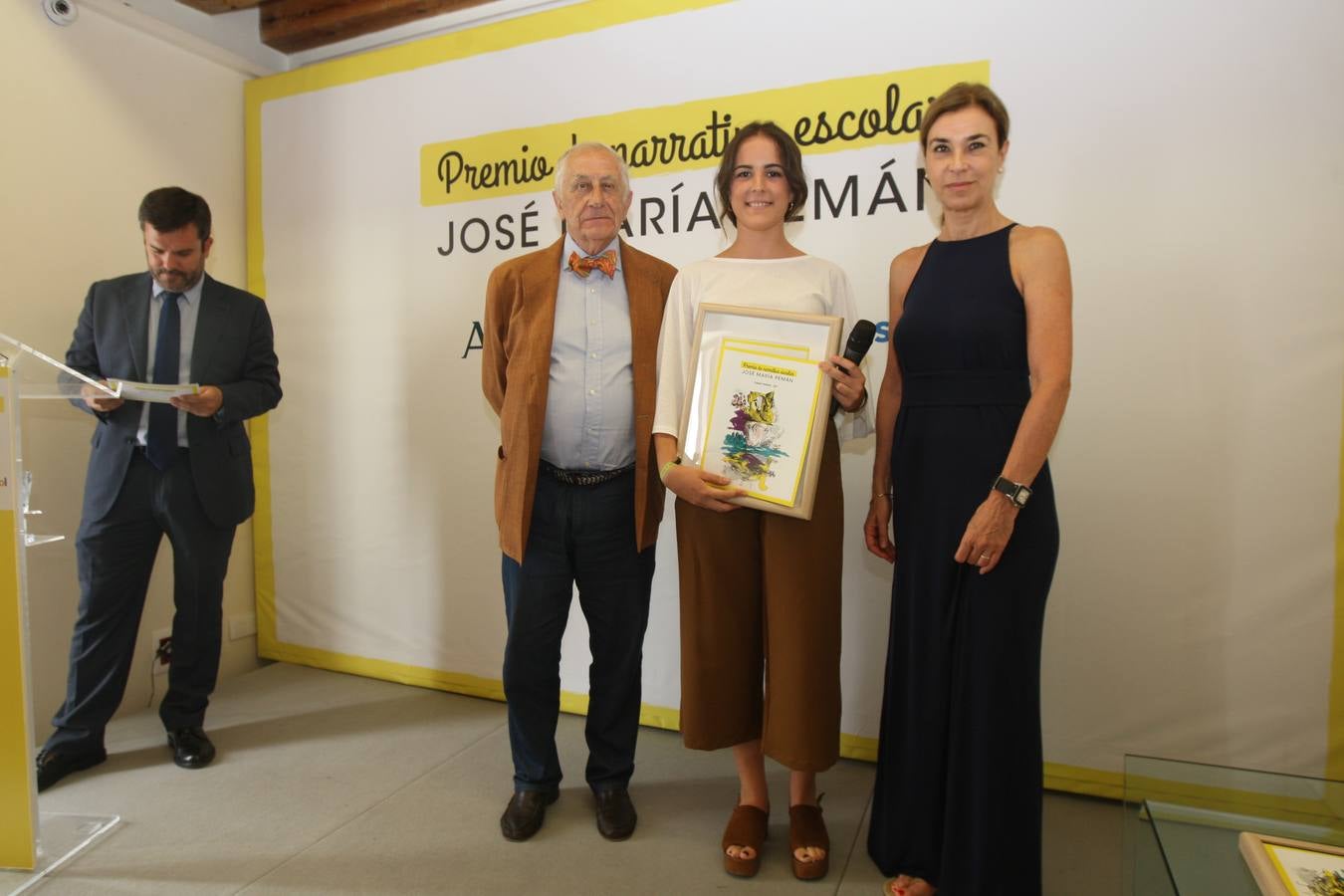 Inocencio Arias y Elena Sánchez, ganadora del tercer premio del concurso, junto a Carmen Posadas. 