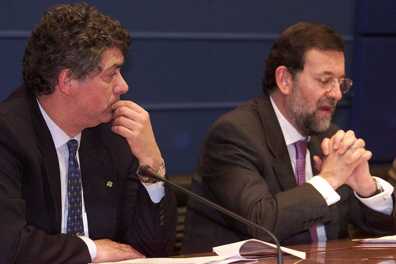 Villar junto con el presidente de Gobierno Mariano Rajoy, entonces (mayo de 2002) ministro de Interior.