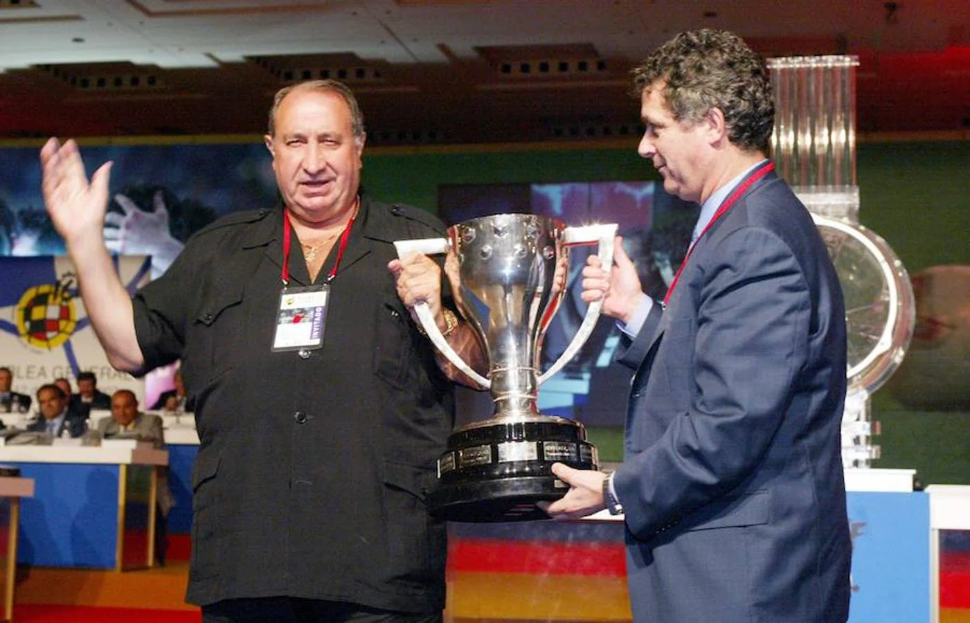 El expresidente del Atlético de Madrid, Jesús Gil recibe, de manos de Villar, la Copa de Campeón de Segunda División en la Asamblea General de la FEF el 12 de julio de 2002.