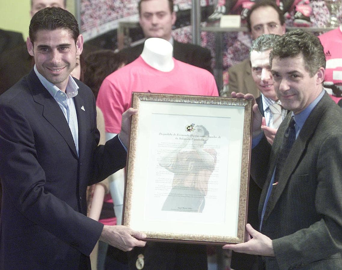 En 2003, homenaje a los máximos goleadores de la Selección Española. En la imagen: el exfutbolista Fernando Hierro y Villar.