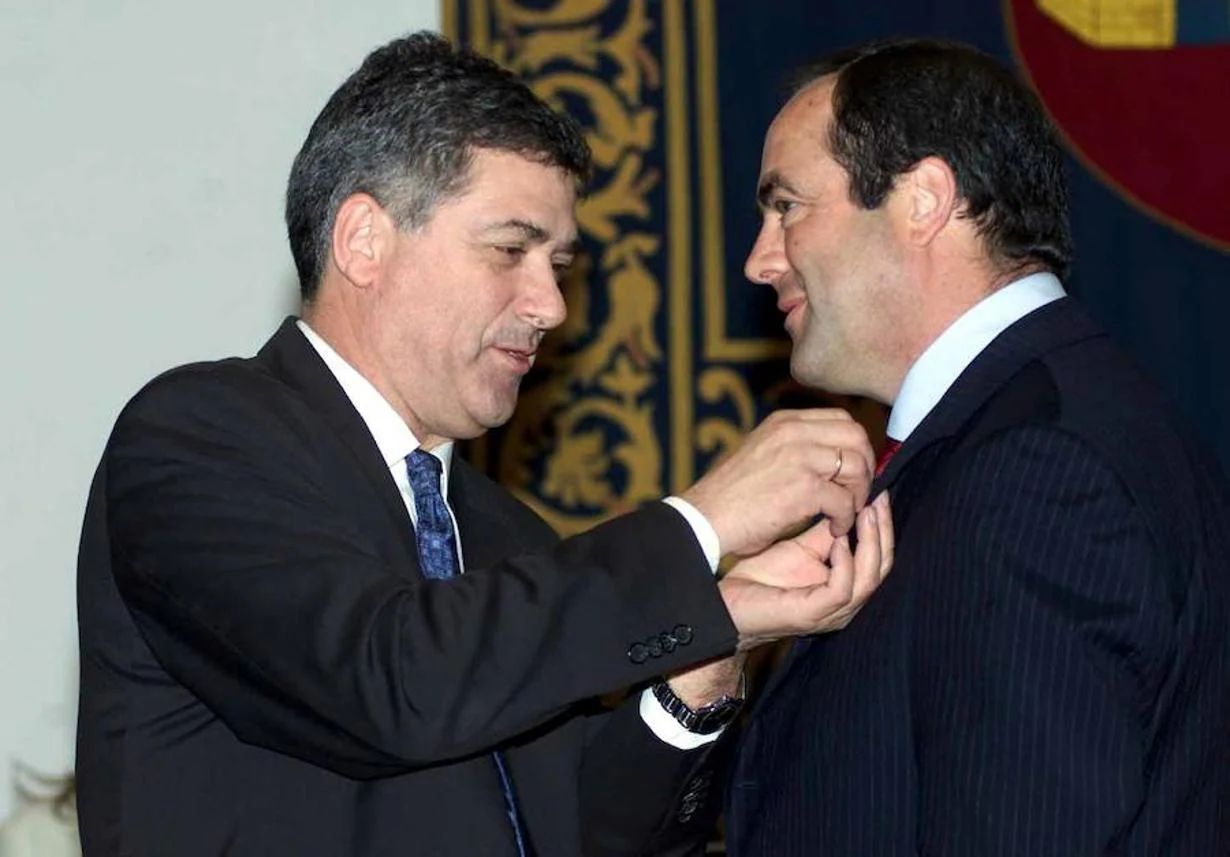 El expresidente de Castilla-La Mancha José Bono, recibe de manos del presidente de Villar la medalla de oro de la Federación Española de Fútbol.