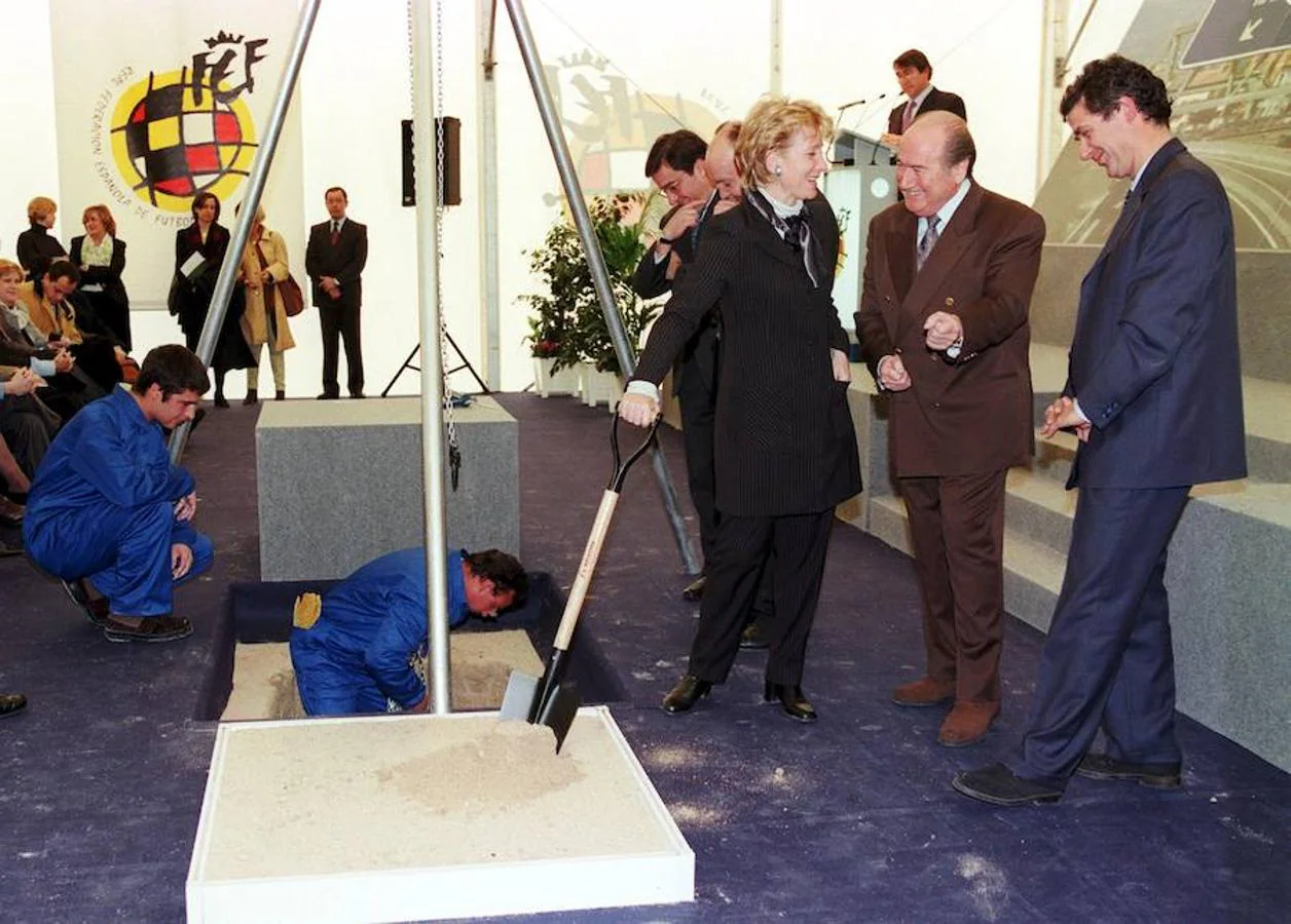 Esperanza Aguirre presidió en las Rozas el acto de colocación de la primera piedra de la que se convirtió en enero de 1989 en la nueva sede de la selección española de fútbol. De izquierda a derecha: Aguirre, Joseph Blatter, expresidente de la FIFA, y Villar.