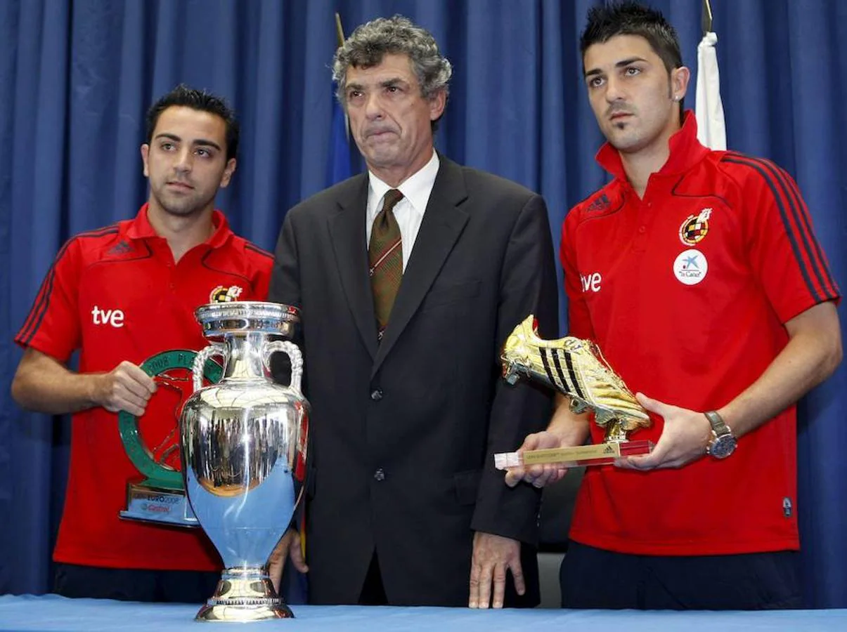 Los jugadores de la Selección Española, David Villa (derecha) y Xavi Hernández posan con la Bota de Oro UEFA-ADIDAS uno —como máximo goleador del Europeo 2008— y con el Trofeo UEFA-Castrol el otro —como mejor jugador del Torneo—, respectivamente: Juntos a ellos, en el centro, está Villar.