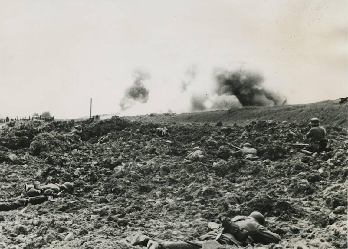 11.  Esta fotografía de 1940, tomada por Heinrich Hoffmann, permanece en el Archivo de ABC con el siguiente pie de foto: Dunkerque. Junio de 1940. El episodio de lucha en Dunkerque. Paisaje lunar ante el campo atrincherado, entre estallidos de bombas y obuses»