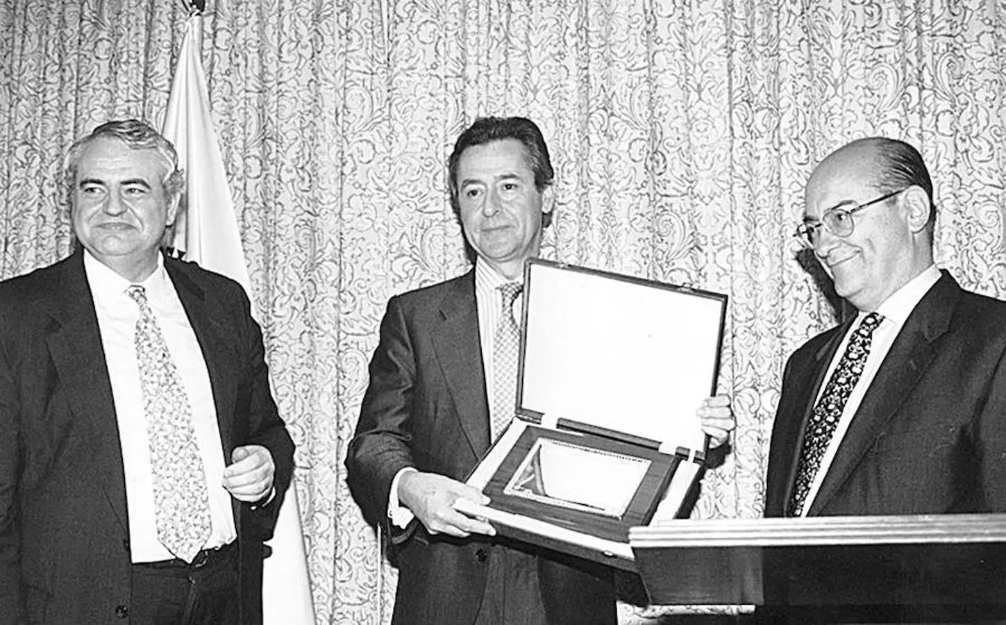 Miguel Blesa recibió el premio «Financiero del año» de la Asociación de Española de Ejecutivos de Finanzas en 1997
