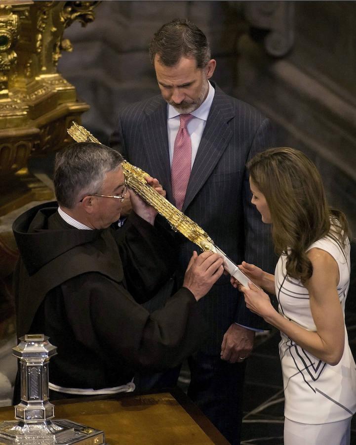 Los reyes han agradecido también, en el libro de firmas, el afecto y la acogida de los varios cientos de personas que se han acercado al monasterio para ver a los monarcas. 