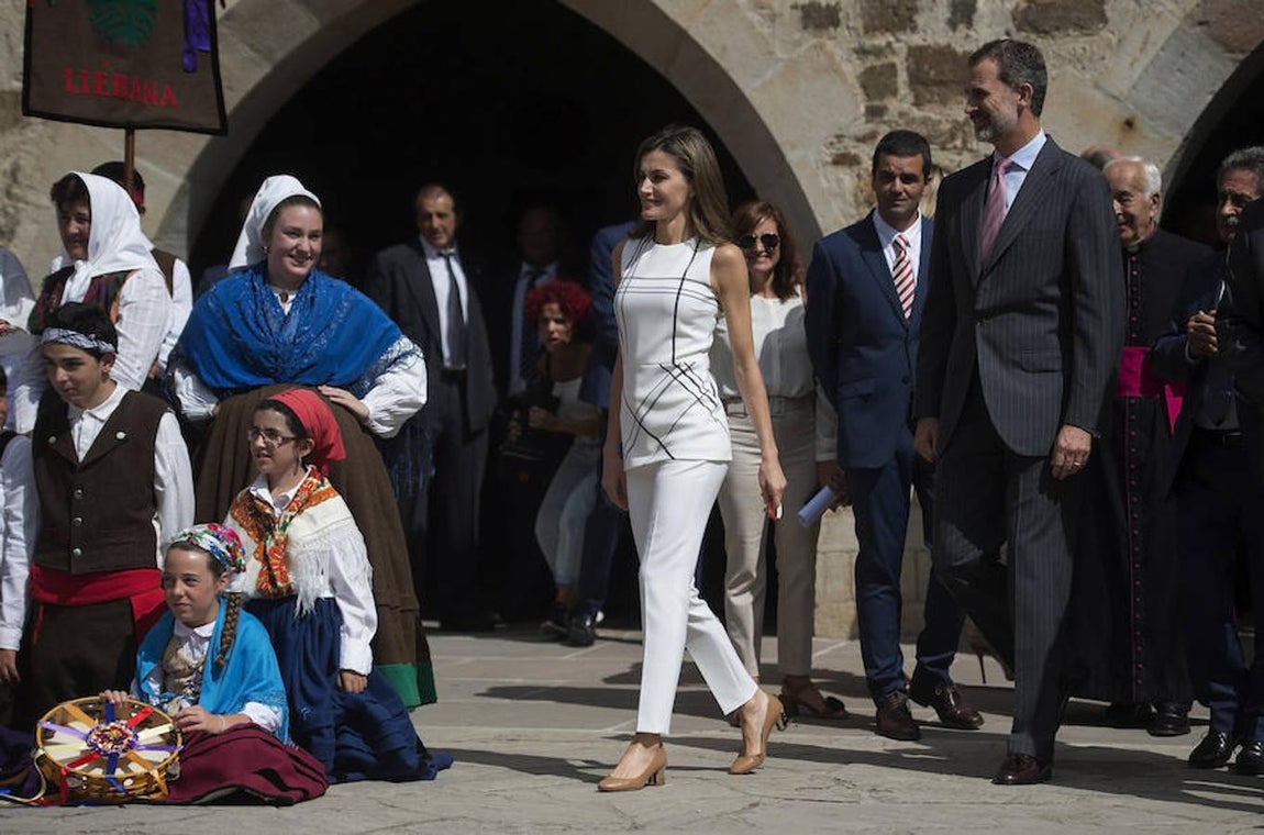 Esta ha sido su segunda visita en menos de un mes a Cantabria, adonde han regresado porque el pasado 23 de junio no pudieron viajar a Santo Toribio, antes de inaugurar el Centro Botín, por las malas condiciones meteorológicas. 