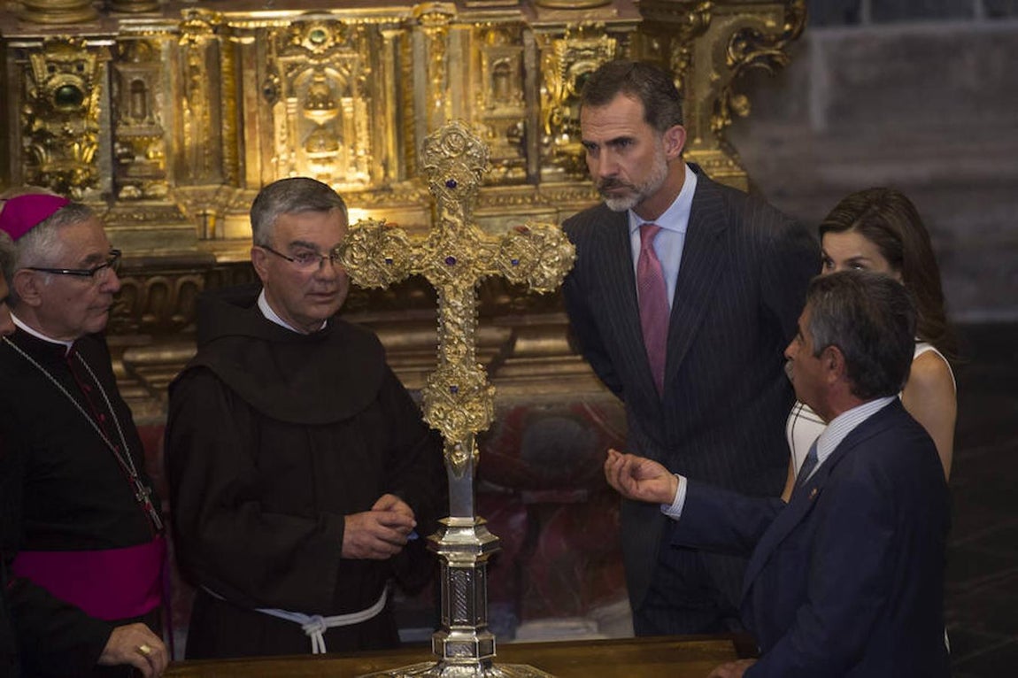 Los Reyes de España han visitado hoy el Monasterio de Santo Toribio, uno de los cuatro lugares santos de peregrinación de la cristiandad, donde han expresado su apoyo a todas las iniciativas para dar a conocer el año jubilar y la historia y las tradiciones de Liébana. 