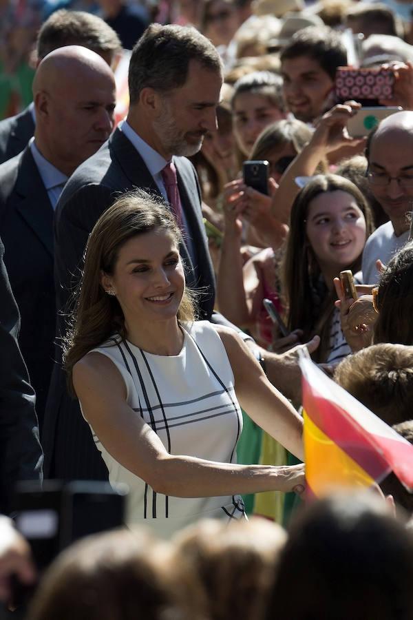 A su llegada y a la salida del mismo, los reyes les han saludado, casi uno a uno, y se han hecho numerosas fotografías junto a ellos a todas aquellas personas que se han acercado a ver a los monarcas. 