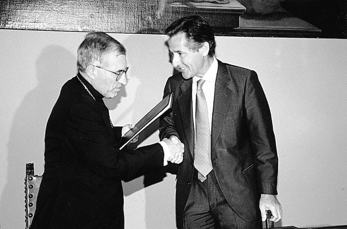 El monseñor Antonio María Rouco Varela, y el expresidente de la Fundación Caja Madrid, Miguel Blesa, firmaron un convenio en el que la entidad bancaria invertió más de 130 millones de pesetas en la construcción de un nuevo órgano para la catedral de la Almudena. 