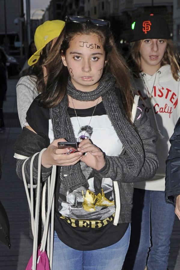 Fan absoluta de Justin Bieber, Andrea Janeiro vestida con una camiseta con estampado del cantante y con la leyenda «Justin» en la frente. 