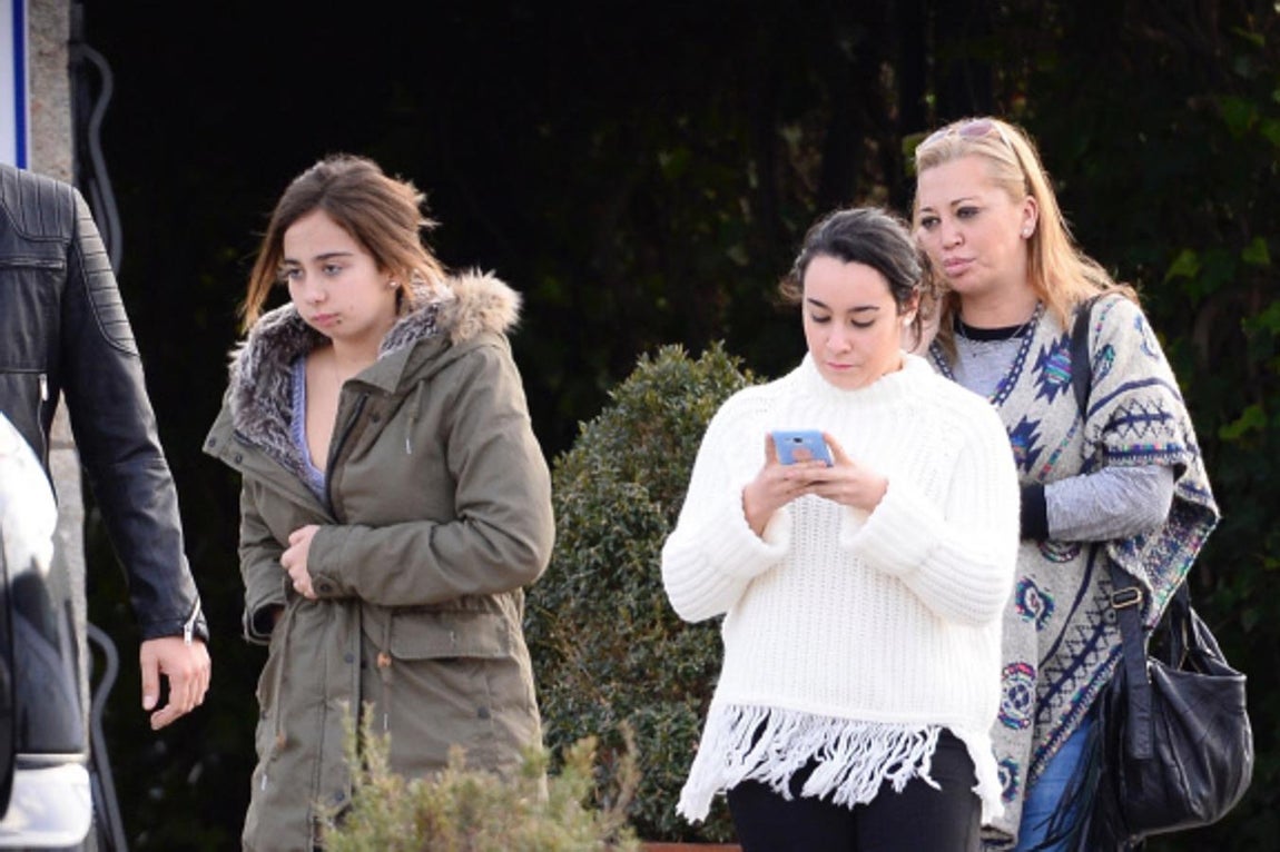 La hija de Belén Esteban con el novio de su madre, Miguel Marcos, paseando por las calles de Madrid. 