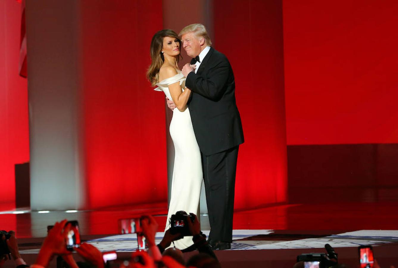 Primer baile presidencial. La primera dama de Estados Unidos lució un elegante vestido blanco escote barco diseñado por ella misma y Hervé Pierre. Junto a Donald Trump bailó «My Way», de Frank Sinatra