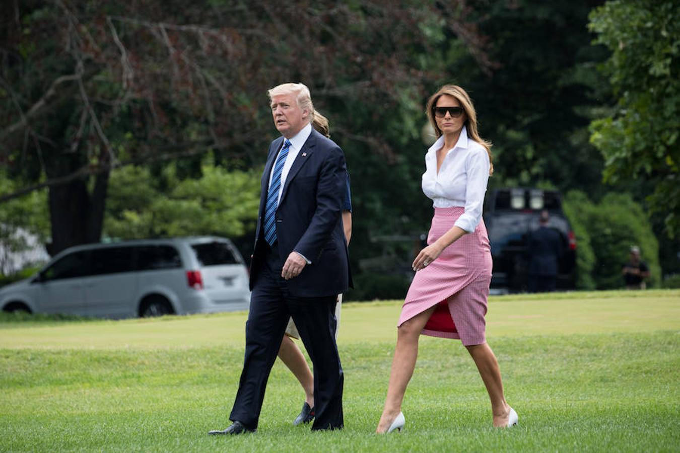 En el Club de Golf de Bedminster. Melania lució una falda tubo de Altuzarra y zapatos de Louboutin