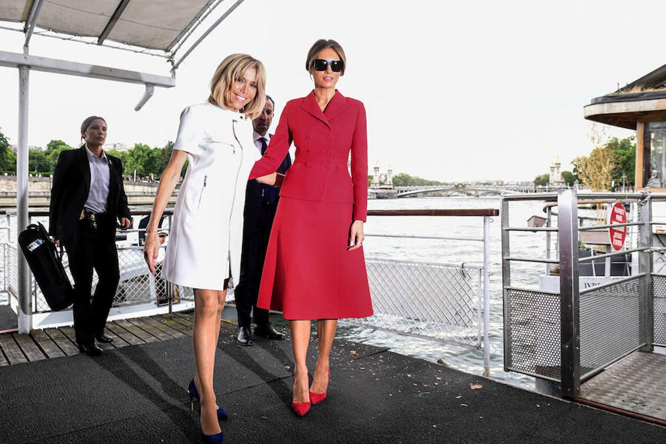 Chic francés. Lució un conjunto de falda y blazer rojo de Dior para su encuentro con Brigitte Macron