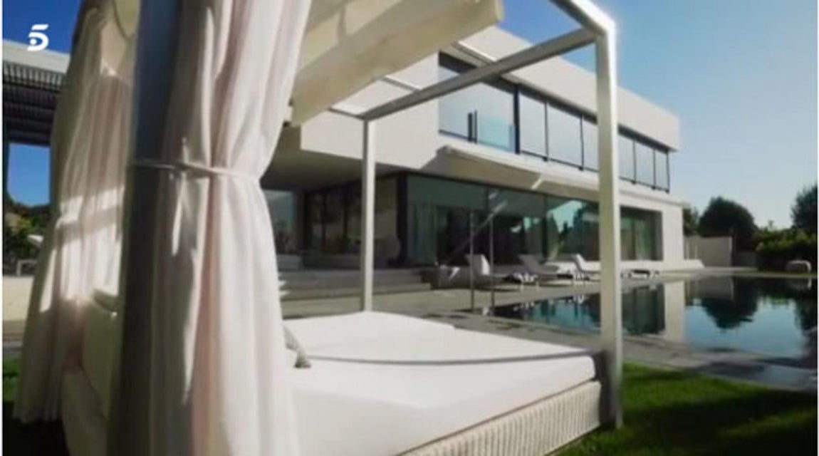 Cama balinesa. Un rincón exterior perfecto para relajarse junto a la piscina