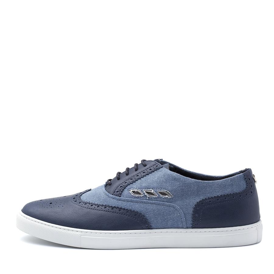 New England. Sneaker estilo Oxford representa la elegancia casual. La zapatilla present aun formato original en tela vaquera con detalles en cuero azul. Estas aplicaciones hacen referencia a las tres tomas de aire laterales. Viene con el Tridente de metal aplicado en el talón y en la lengüeta se ha bordado la línea inconfundible de las parrillas de estos emblemáticos coches, (255 €).