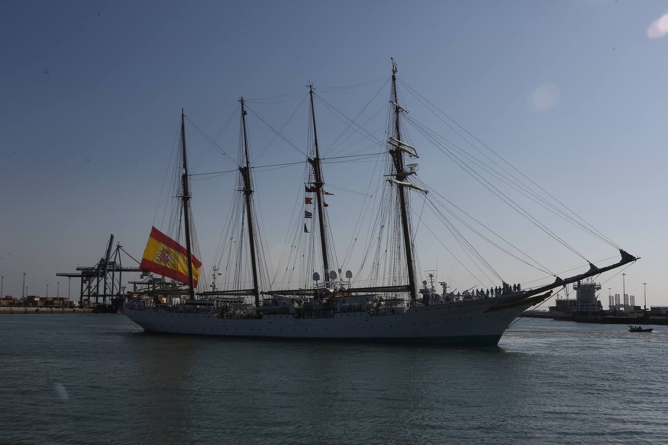 El buque regresa a Cádiz tras su 89º crucero de instrucción