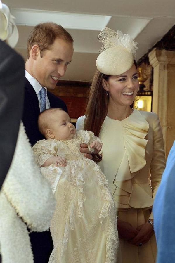 Durante su bautizo junto a sus padres. 