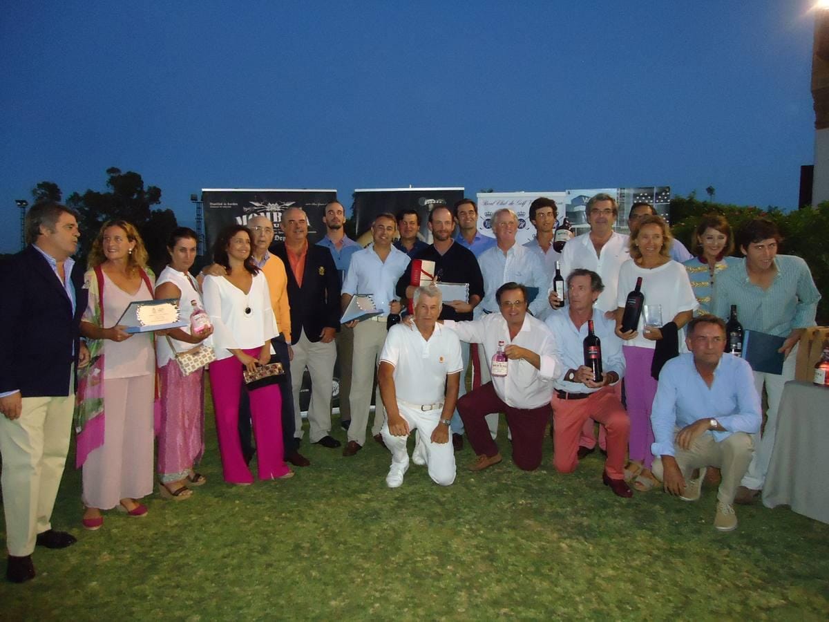 Foto de familia de los ganadores, directiva y patrocinadores