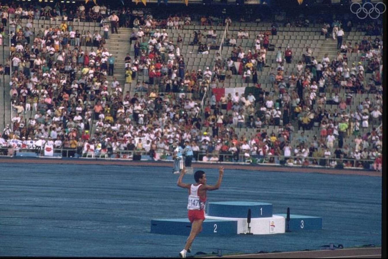 Hwang Young-cho, oro olímpico de maratón, llega en primera posición al estadio olímpico. Olympic.org