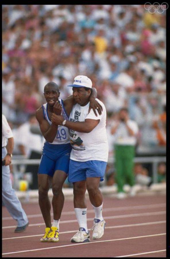 Dereck Redmond, atleta de los 400 metros lisos, auxiliado por su padre tras susfrir una lesión. Olympic.org