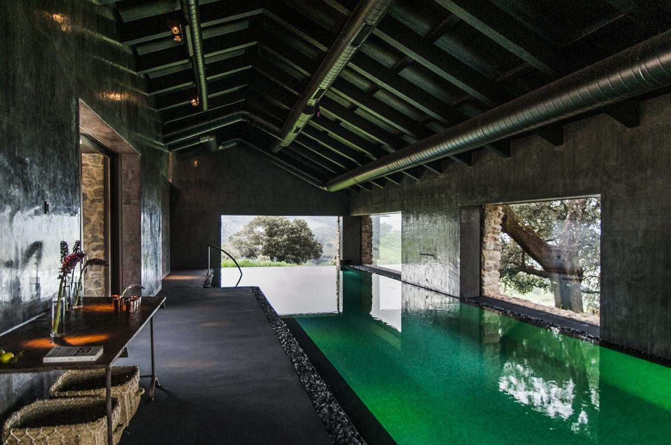 En su Spa con vista, los visitantes pueden deleitarse con un relajante baño en su piscina de chorros o una sesión de sauna o baño turco.