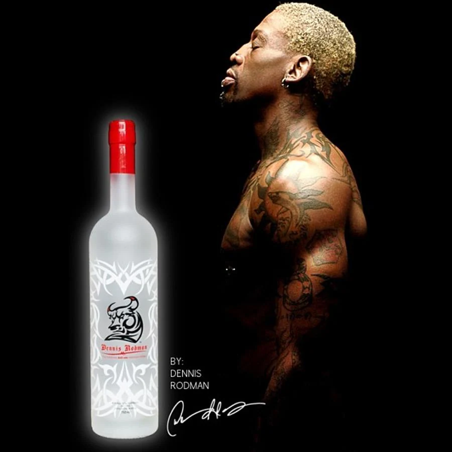 Dennis Rodman. El ex jugador de Chicago Bulls, sacó su propia marca de vodka, el diseño de la botella tiene una cabeza de toro en honor al equipo de balonceso que le hizo saltar a la fama.